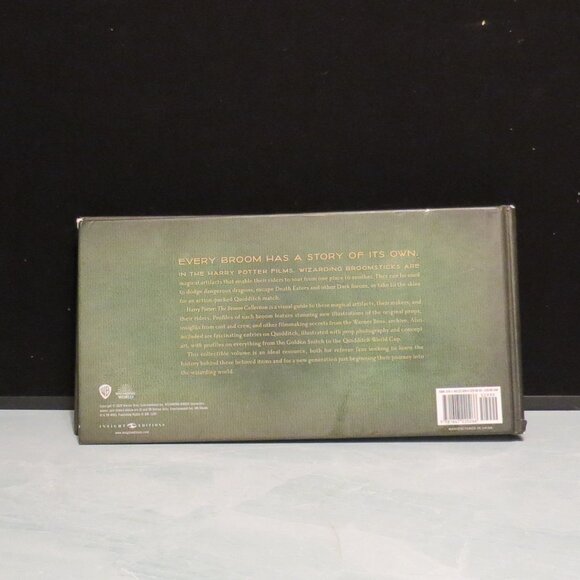 Harry Potter: The Broom Collection: & Other Artifacts from the Wizarding World - Picture 2 of 4